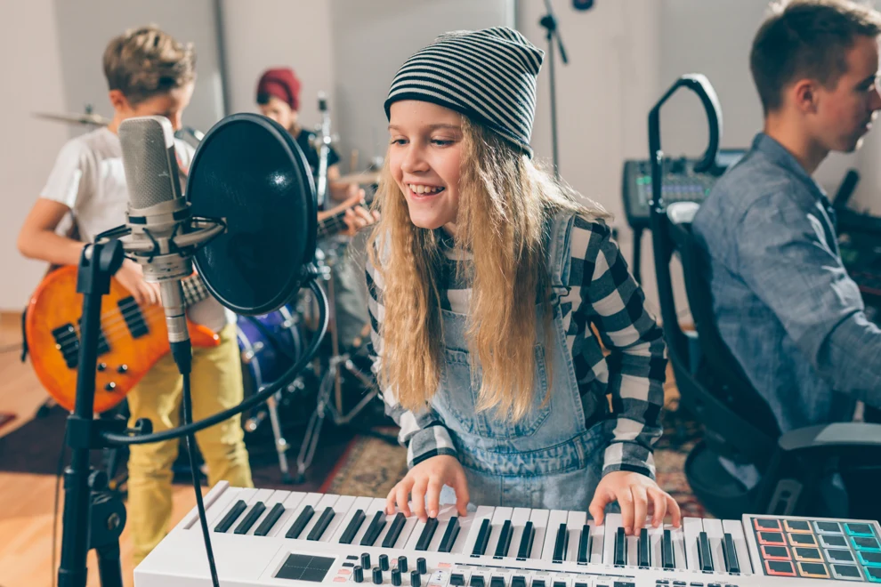 Ungdomar spelar musik i ett band.