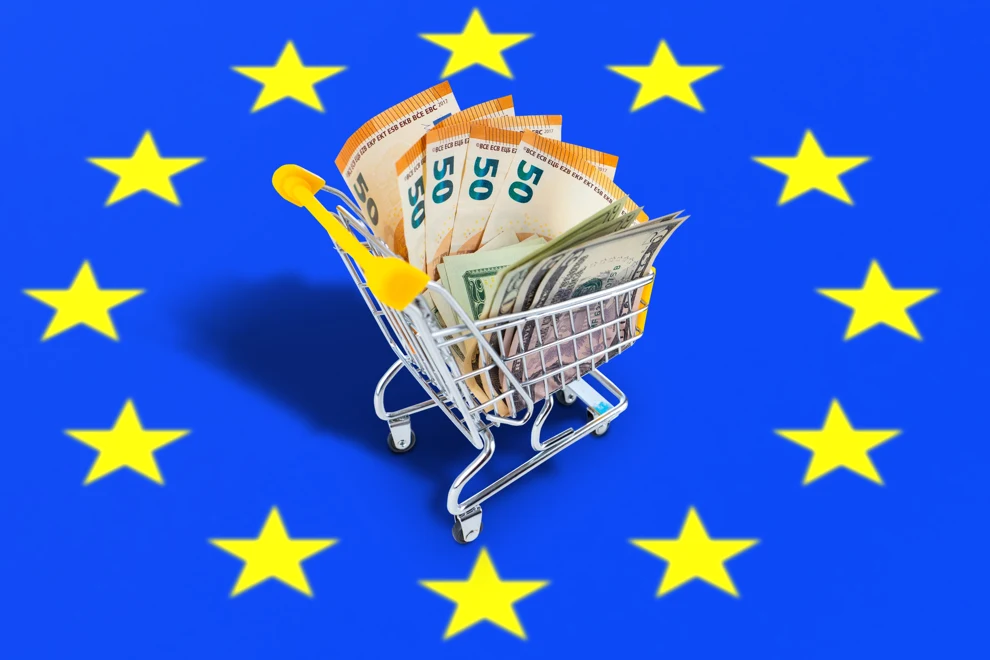 Kundvagn med euro på EU flagga
